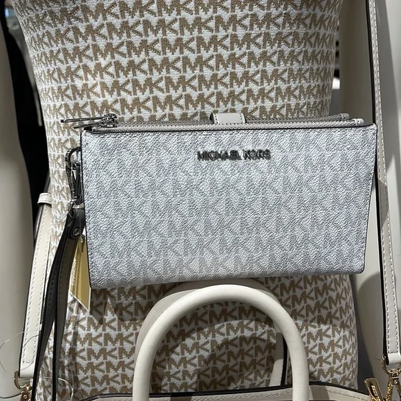 MICHAEL KORS LARGE DOUBLE ZIP WRISTLET 
Bright White - Picture 14 of 16